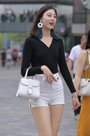 街拍紧身牛仔裤之日常瞬间穿搭